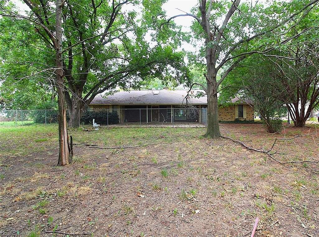 3.216 Acres of Residential Land with Home for Sale in Kaufman, Texas