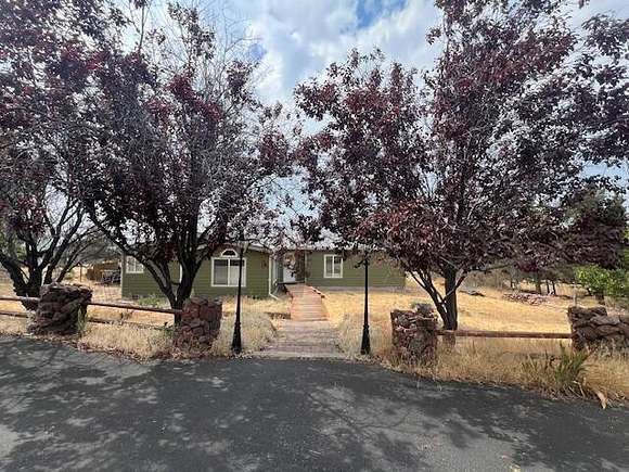 4.67 Acres of Residential Land with Home for Sale in Culver, Oregon