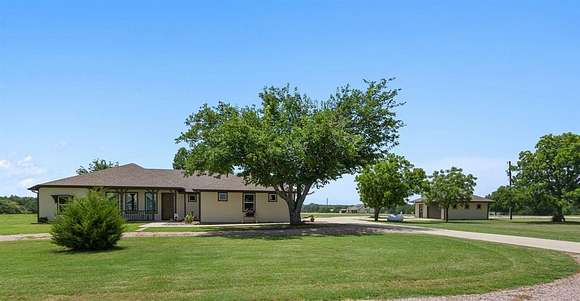 3.543 Acres of Residential Land with Home for Sale in Whitesboro, Texas