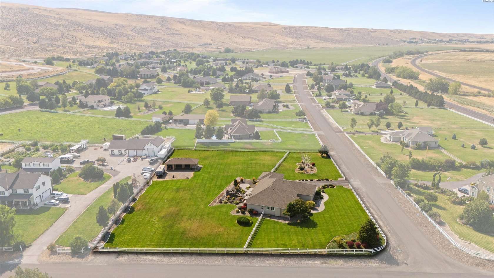 2 Acres of Residential Land with Home for Sale in Kennewick, Washington