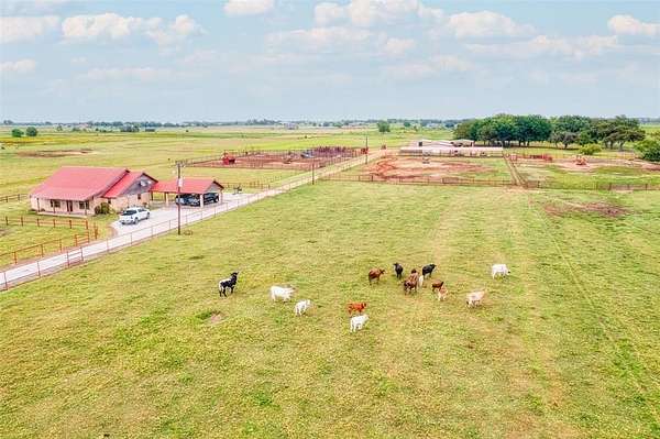 25 Acres of Agricultural Land with Home for Sale in Whitesboro, Texas