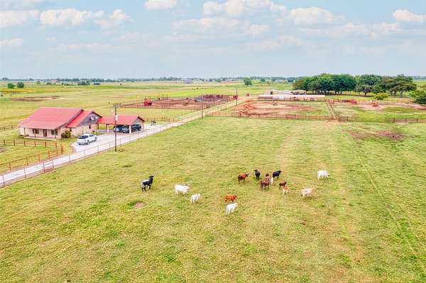 25 Acres of Agricultural Land with Home for Sale in Whitesboro, Texas