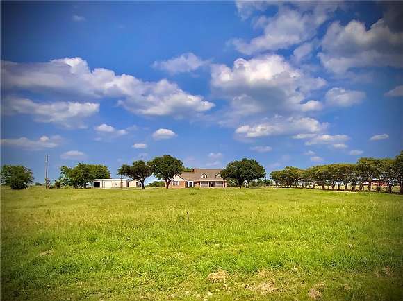 5 Acres of Residential Land with Home for Sale in Groesbeck, Texas