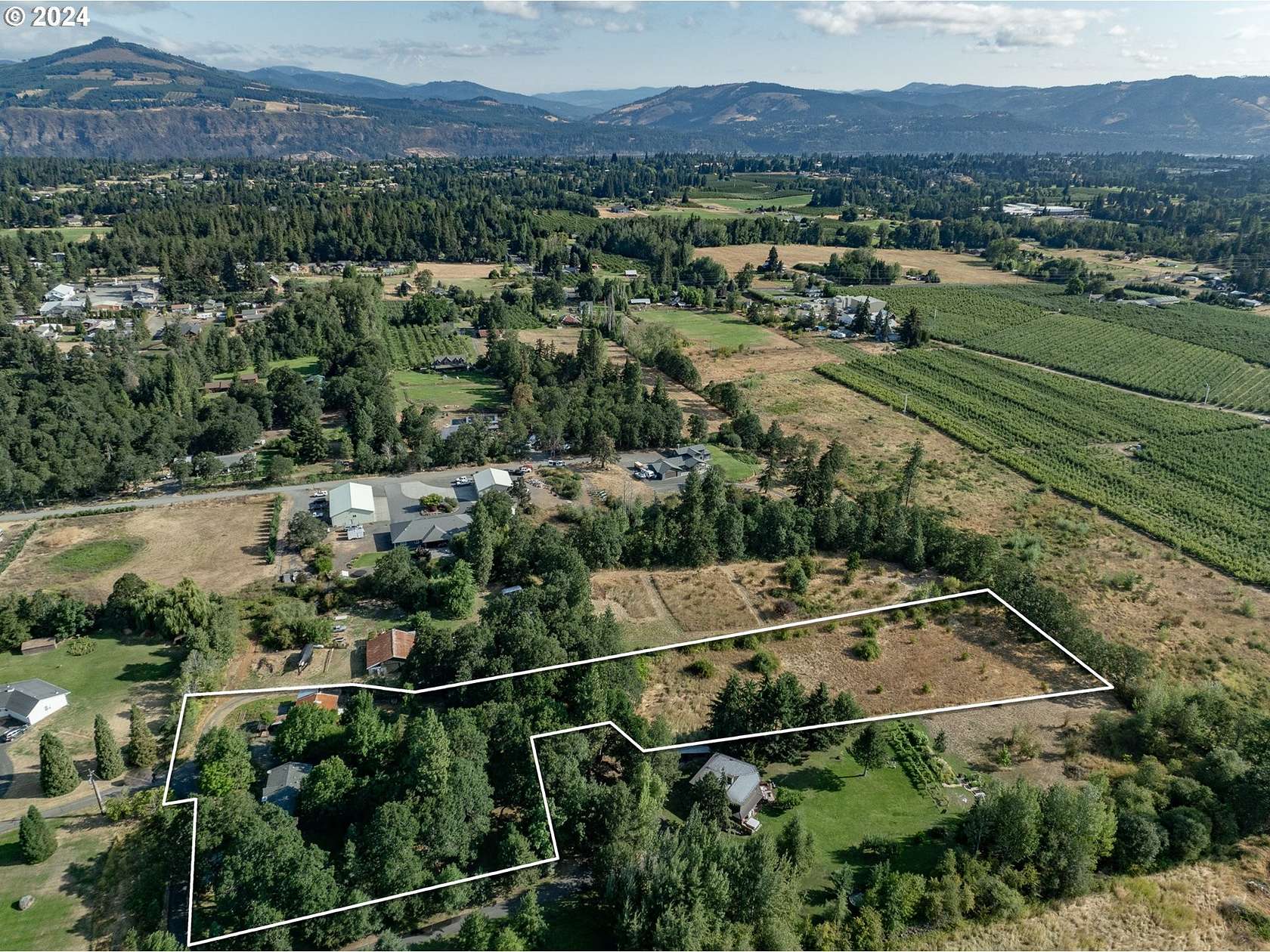 2.5 Acres of Residential Land with Home for Sale in Hood River, Oregon