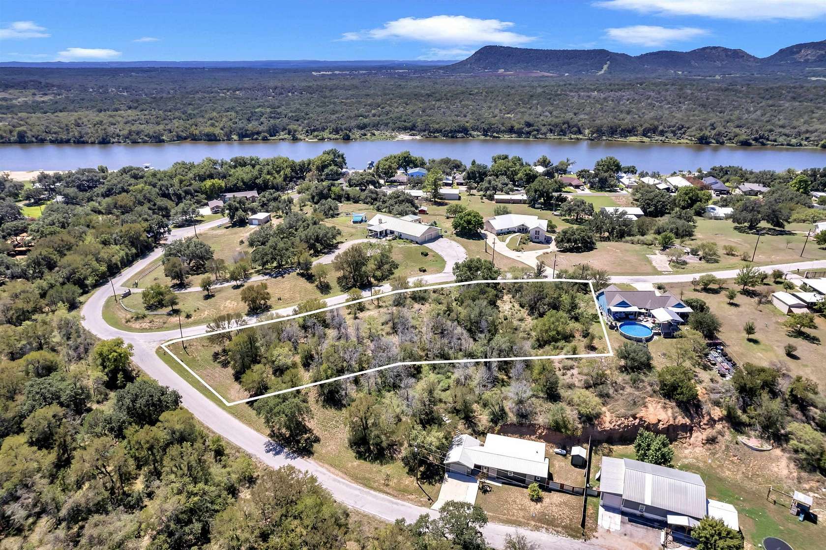 1.14 Acres of Residential Land for Sale in Kingsland, Texas