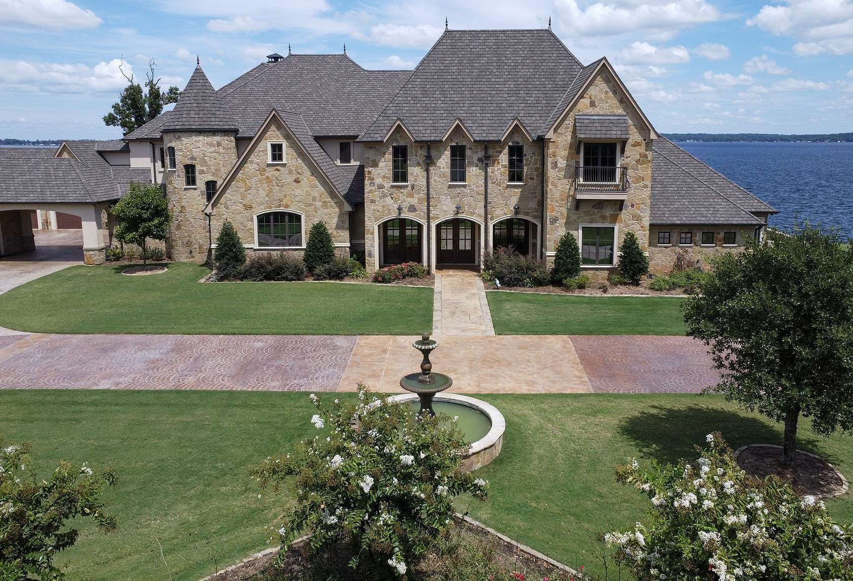 2.29 Acres of Land with Home for Sale in Chandler, Texas
