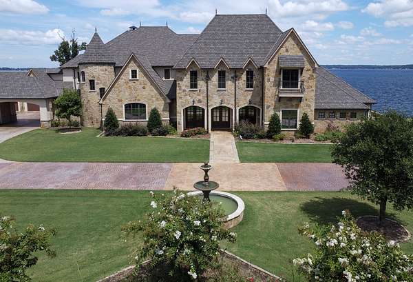 2.29 Acres of Land with Home for Sale in Chandler, Texas