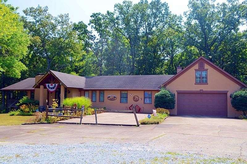 35 Acres of Land with Home for Sale in Paris, Tennessee