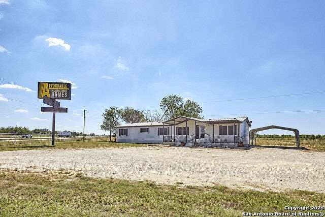 4.966 Acres of Improved Mixed-Use Land for Sale in Lytle, Texas