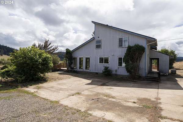 29.8 Acres of Land with Home for Sale in Eugene, Oregon