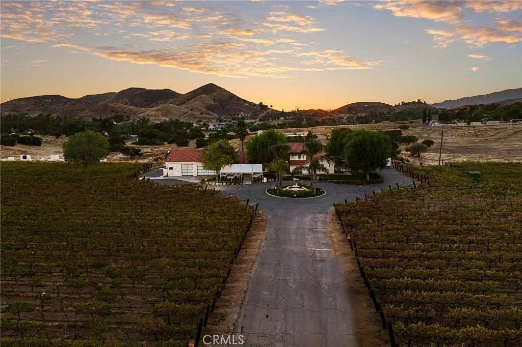 16.7 Acres of Land with Home for Sale in Agua Dulce, California