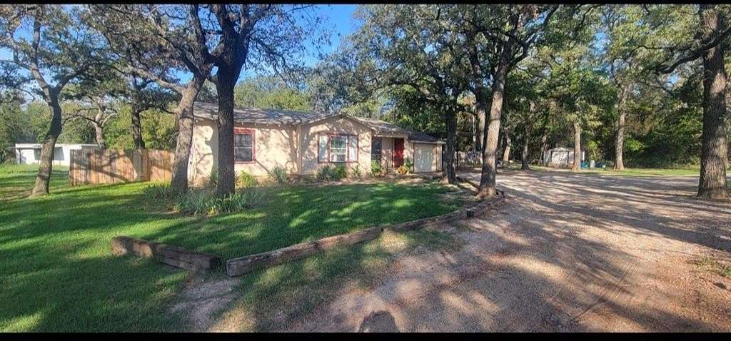 6.95 Acres of Residential Land with Home for Lease in Paradise, Texas