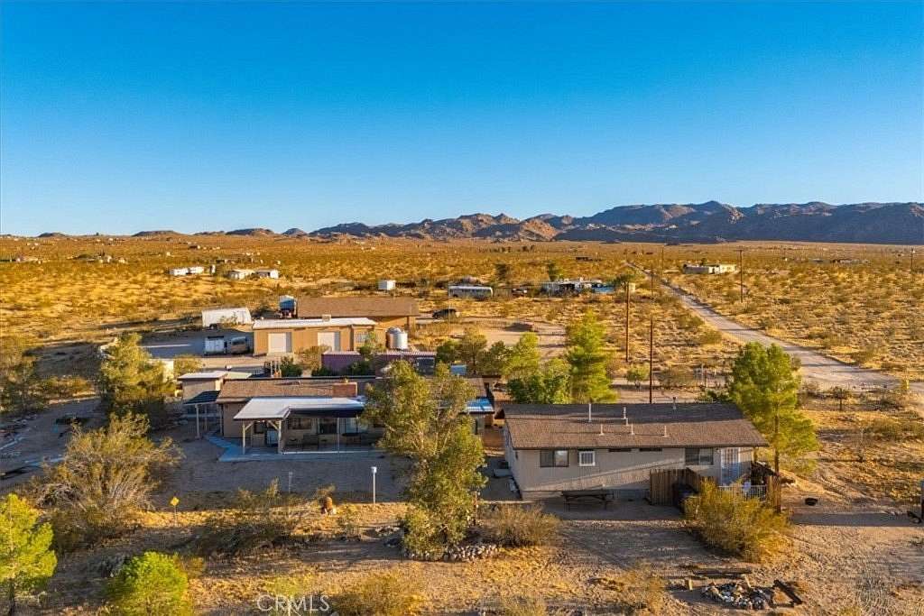 7.548 Acres of Residential Land with Home for Sale in Johnson Valley, California