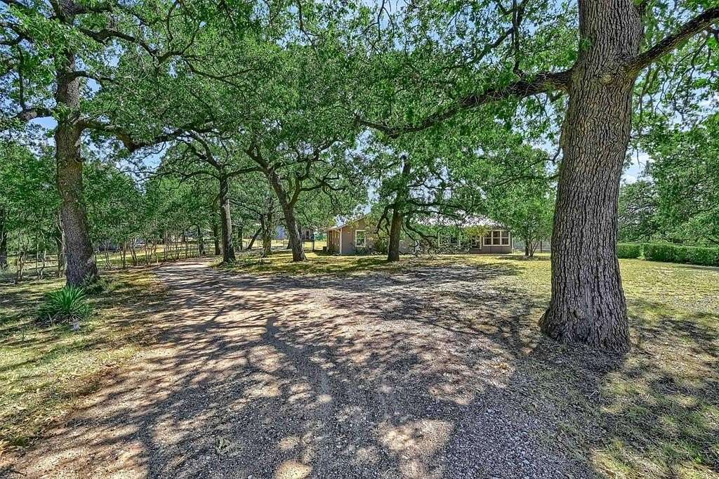 4.174 Acres of Residential Land with Home for Sale in Gordonville, Texas