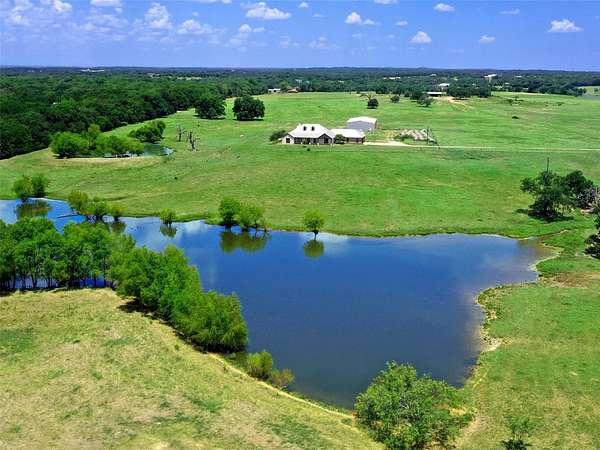 158 Acres of Agricultural Land with Home for Sale in Valley View, Texas
