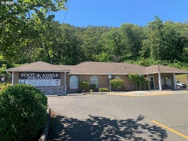 2.57 Acres of Improved Commercial Land for Sale in Roseburg, Oregon