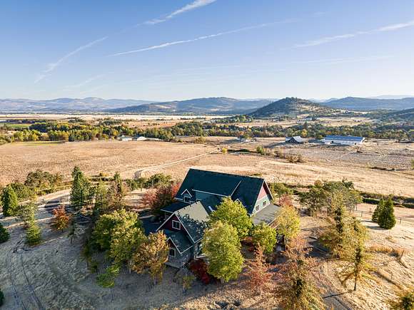 19.64 Acres of Land with Home for Sale in Eagle Point, Oregon