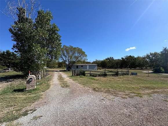 2.829 Acres of Residential Land with Home for Sale in Kaufman, Texas