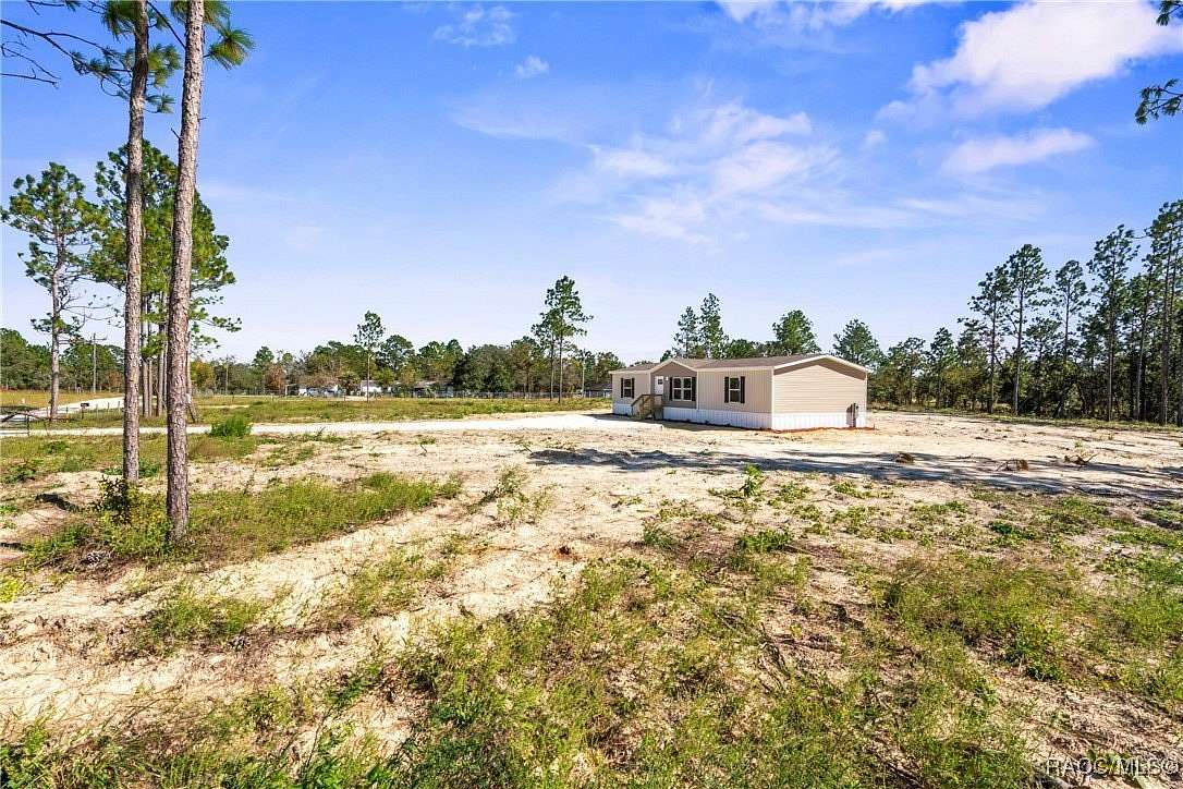 2.5 Acres of Residential Land with Home for Sale in Morriston, Florida