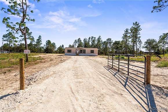 2.5 Acres of Residential Land with Home for Sale in Morriston, Florida