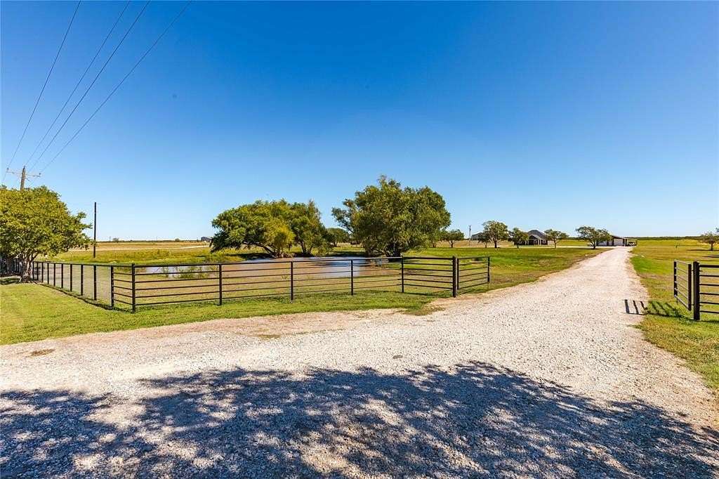 13.534 Acres of Land with Home for Sale in Whitesboro, Texas