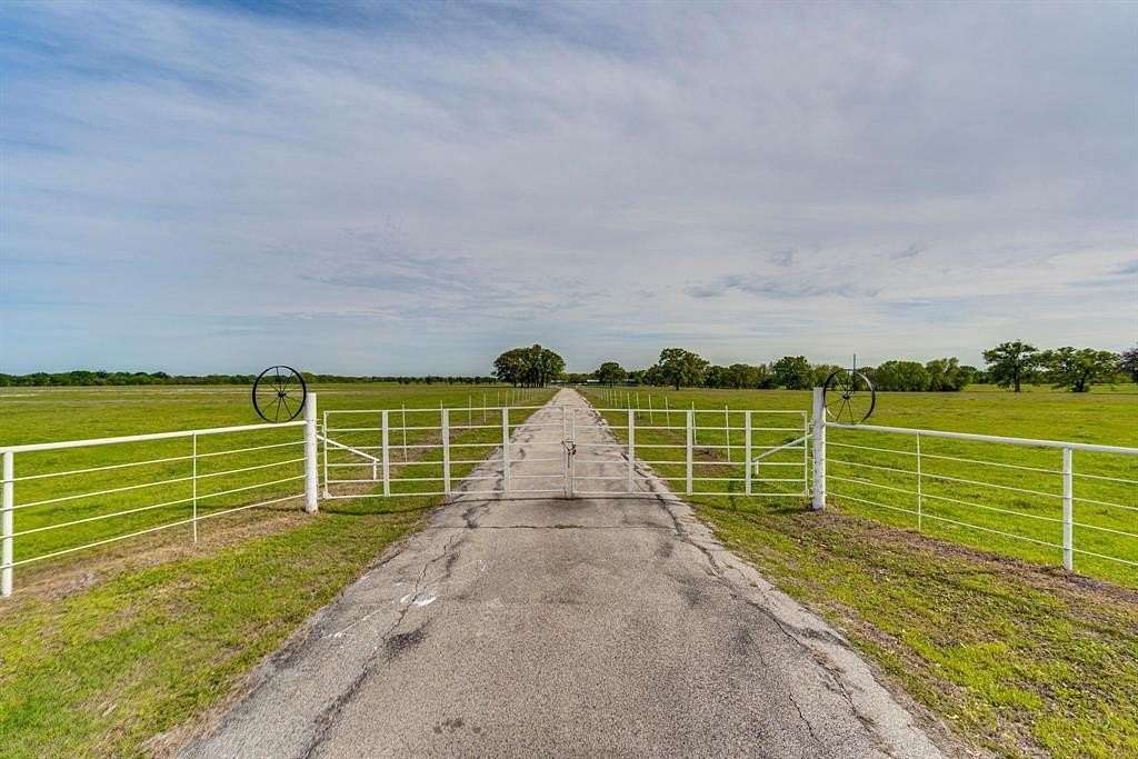 168 Acres of Agricultural Land with Home for Sale in Dawson, Texas