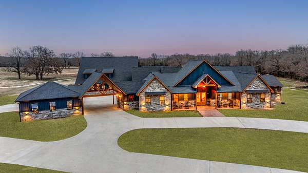 113 Acres of Land with Home for Sale in Paris, Texas