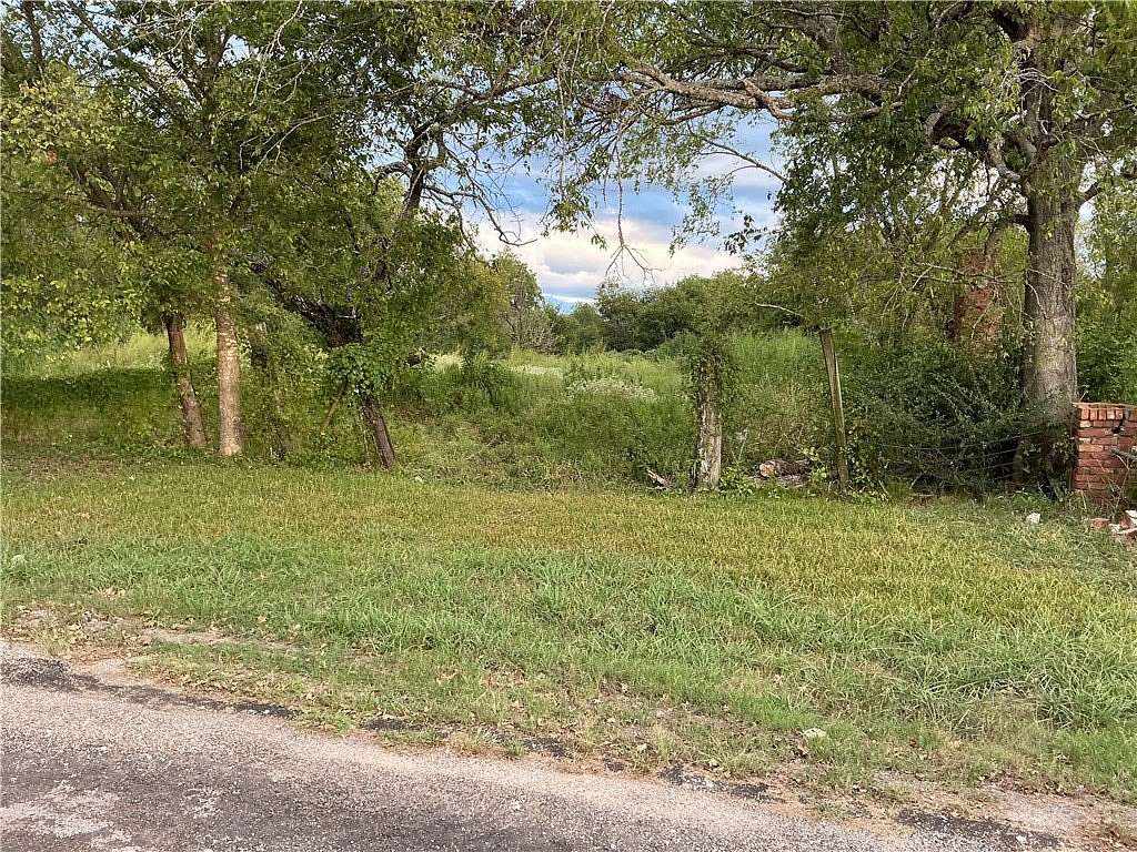 1.38 Acres of Residential Land for Sale in Groesbeck, Texas