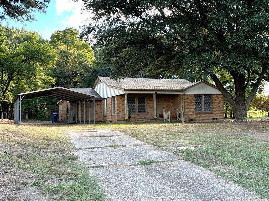 4.85 Acres of Residential Land with Home for Sale in Mount Pleasant, Texas