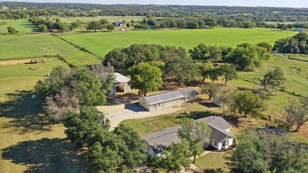 17.343 Acres of Land with Home for Sale in Reno, Texas