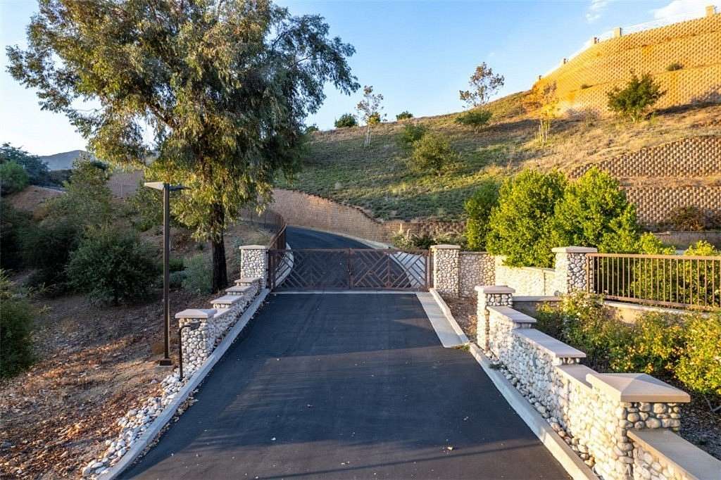 2.116 Acres of Land for Sale in Claremont, California