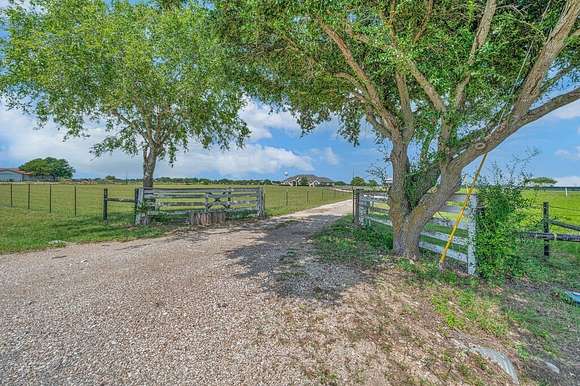 5 Acres of Residential Land with Home for Sale in Eddy, Texas