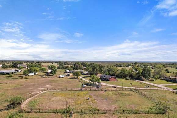 19.49 Acres of Land with Home for Sale in Corsicana, Texas