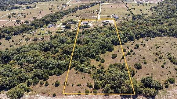 10 Acres of Residential Land for Sale in Hillsboro, Texas