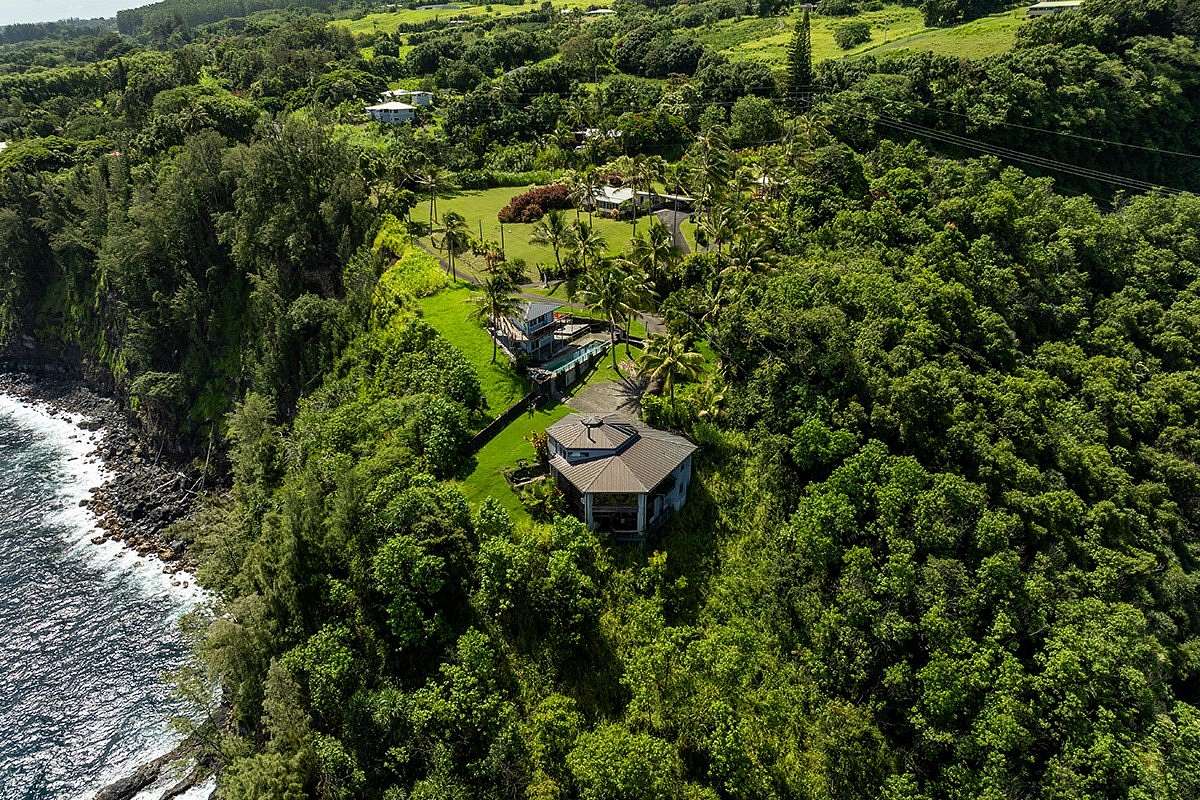 14.09 Acres of Land with Home for Sale in ʻŌʻōkala, Hawaii