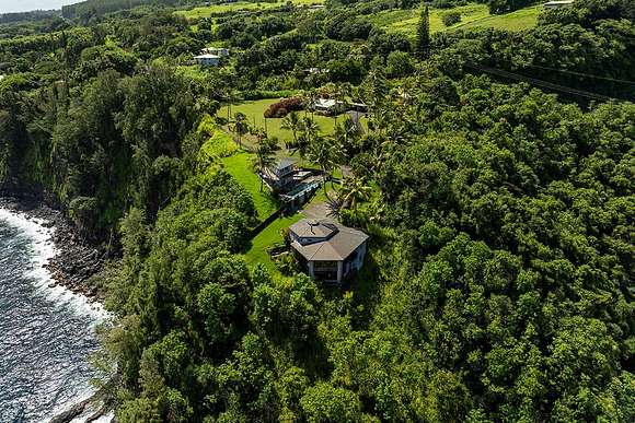 14.09 Acres of Land with Home for Sale in ʻŌʻōkala, Hawaii