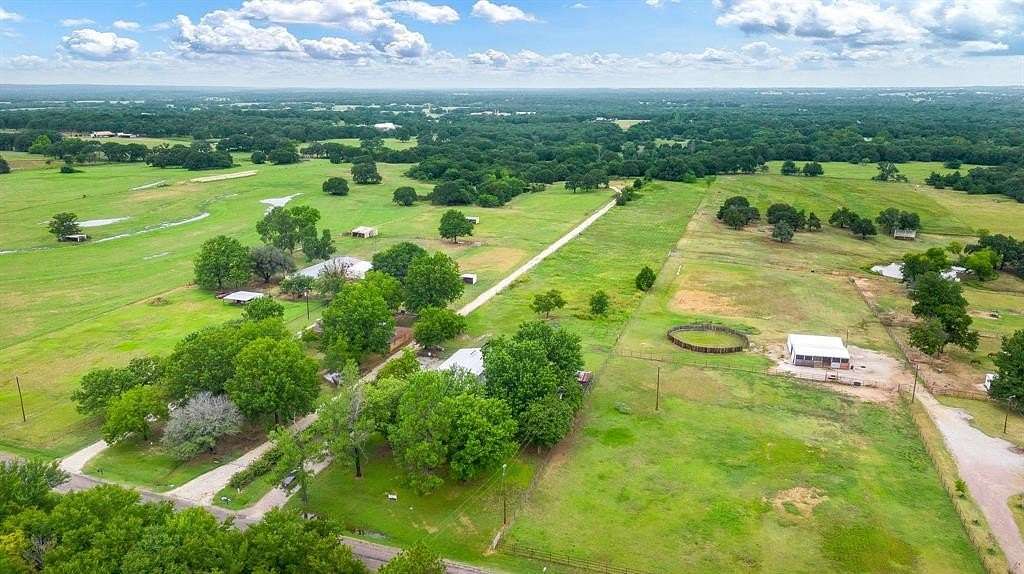 5.008 Acres of Residential Land with Home for Sale in Whitesboro, Texas