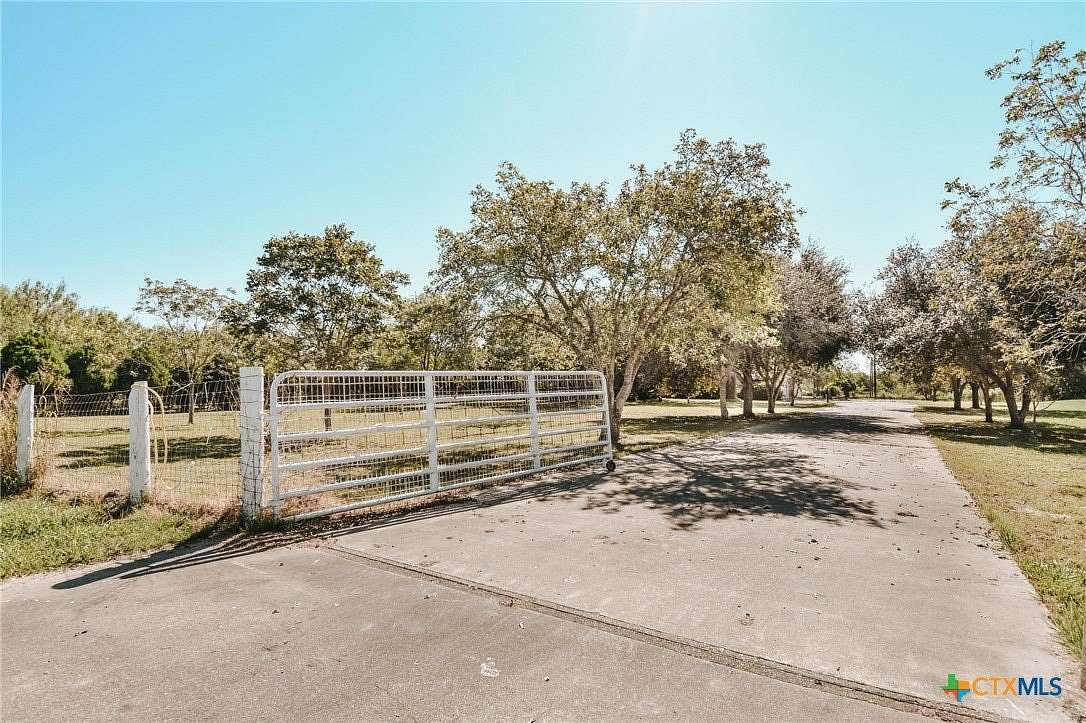 2.5 Acres of Residential Land with Home for Sale in Victoria, Texas