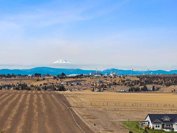 6 Acres of Residential Land for Sale in Madras, Oregon