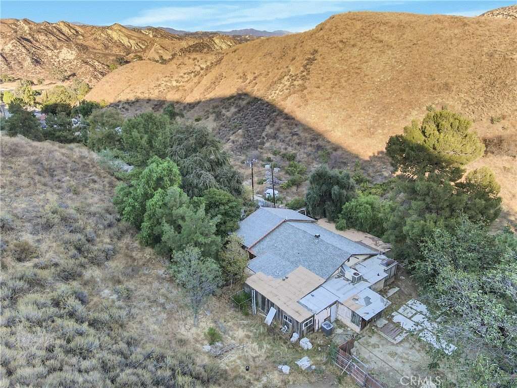 2.5 Acres of Residential Land with Home for Sale in Castaic, California