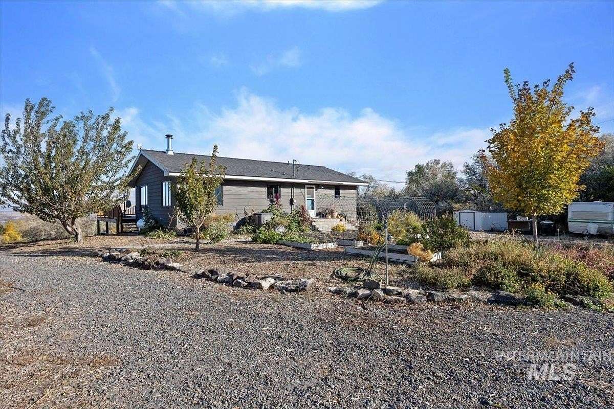 12.4 Acres of Land with Home for Sale in Buhl, Idaho