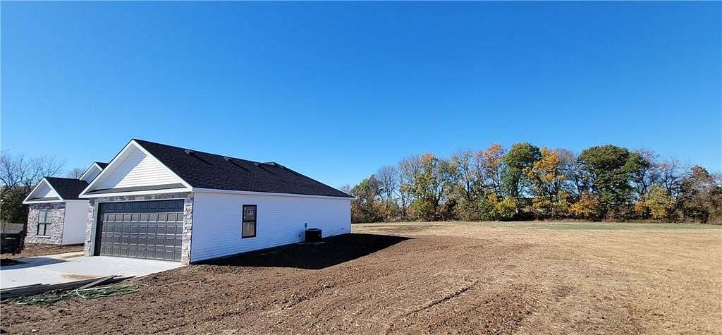 4.33 Acres of Residential Land with Home for Sale in Centerview, Missouri