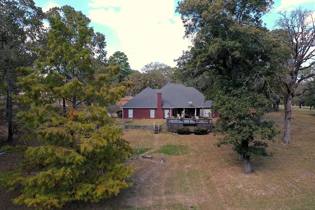 8.404 Acres of Residential Land with Home for Sale in Palestine, Texas