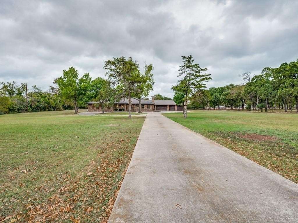 2.67 Acres of Residential Land with Home for Lease in River Oaks, Texas