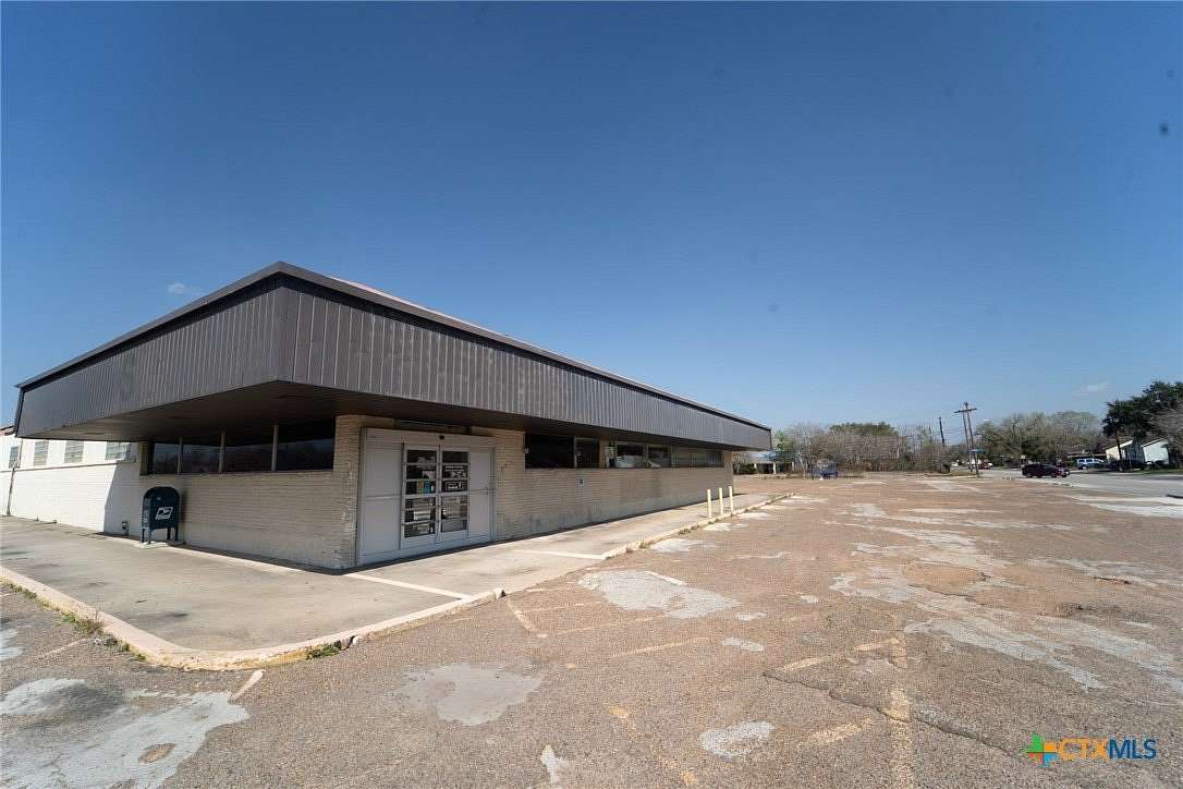 2.33 Acres of Improved Commercial Land for Sale in Victoria, Texas