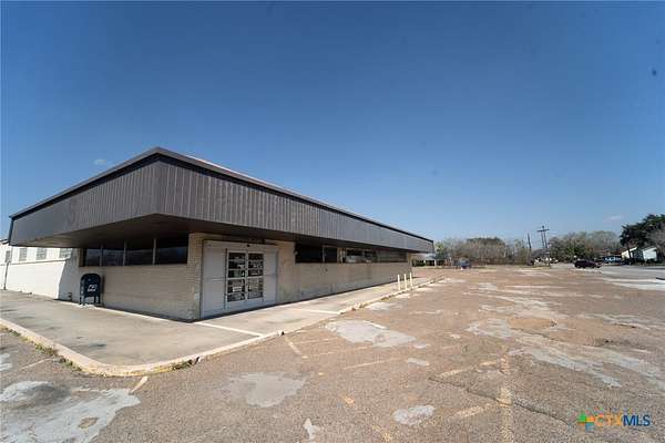 2.33 Acres of Improved Commercial Land for Sale in Victoria, Texas