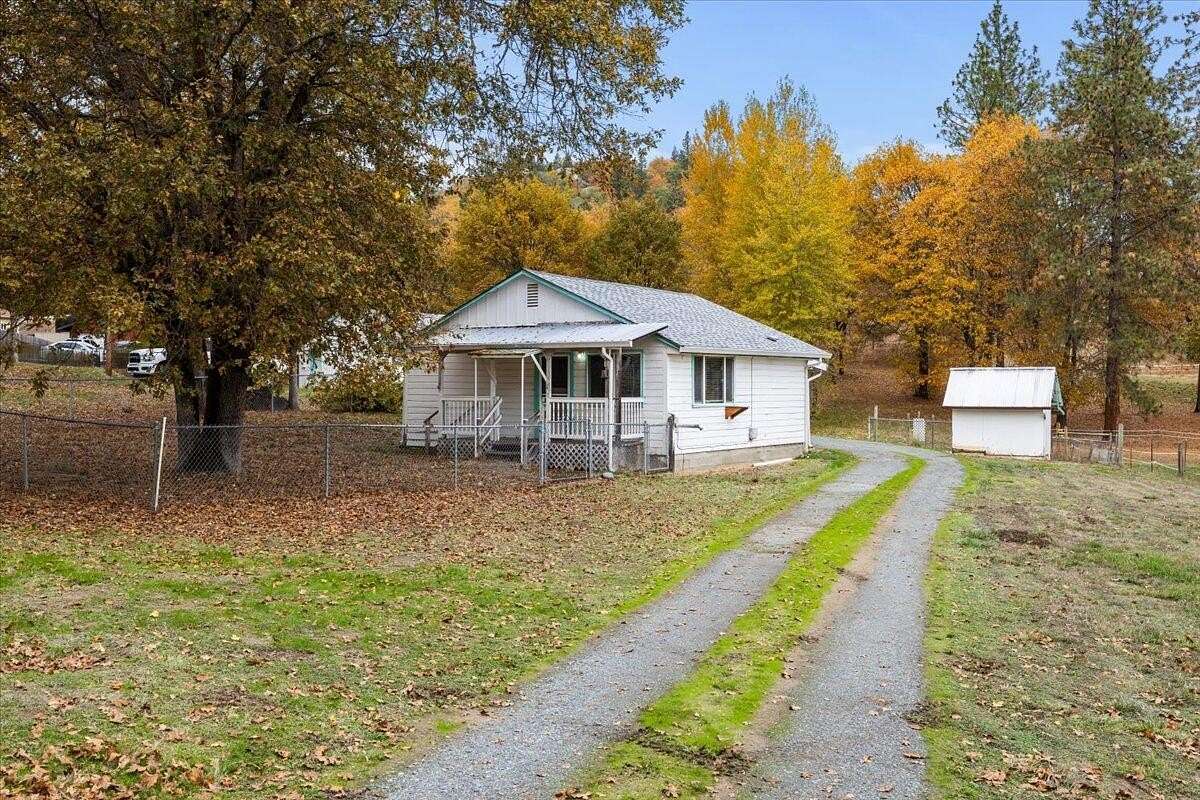 3.96 Acres of Residential Land with Home for Sale in Grants Pass, Oregon