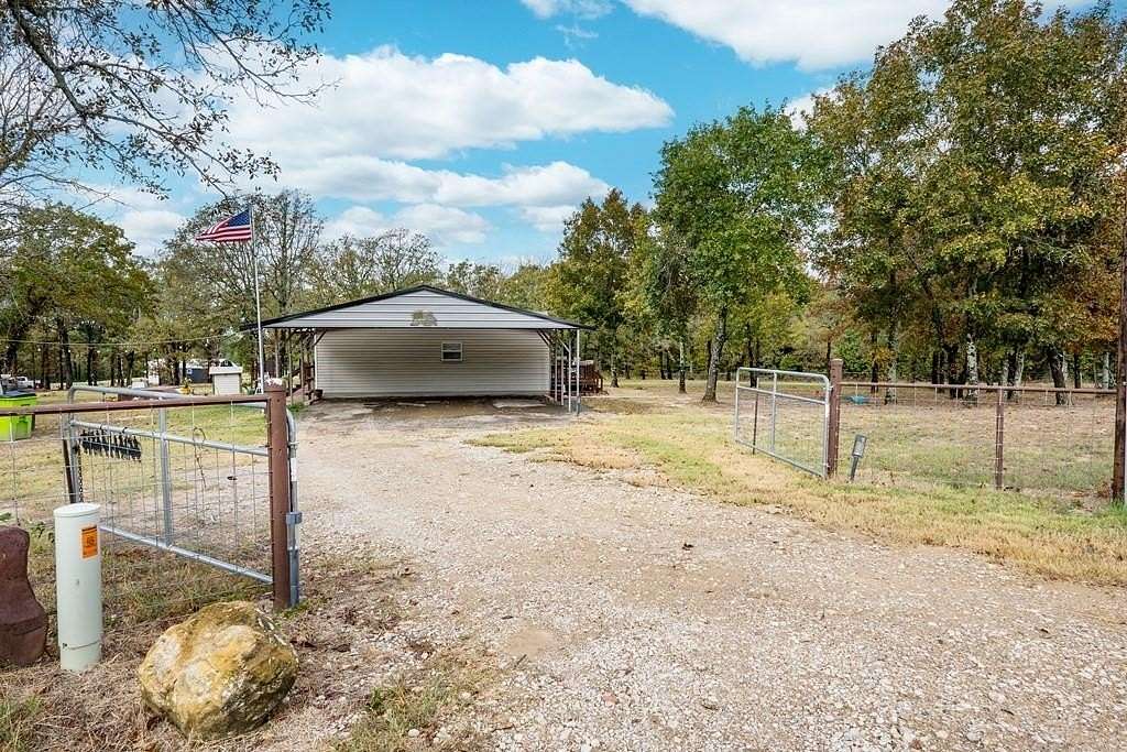 5.13 Acres of Residential Land with Home for Sale in Eustace, Texas