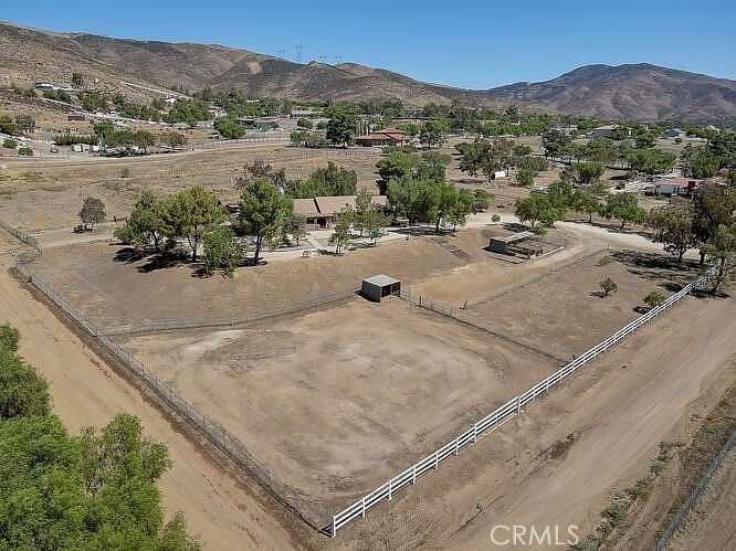 2.664 Acres of Residential Land with Home for Lease in Agua Dulce, California