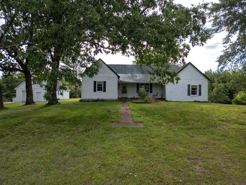 148 Acres of Land with Home for Sale in Hopkinsville, Kentucky